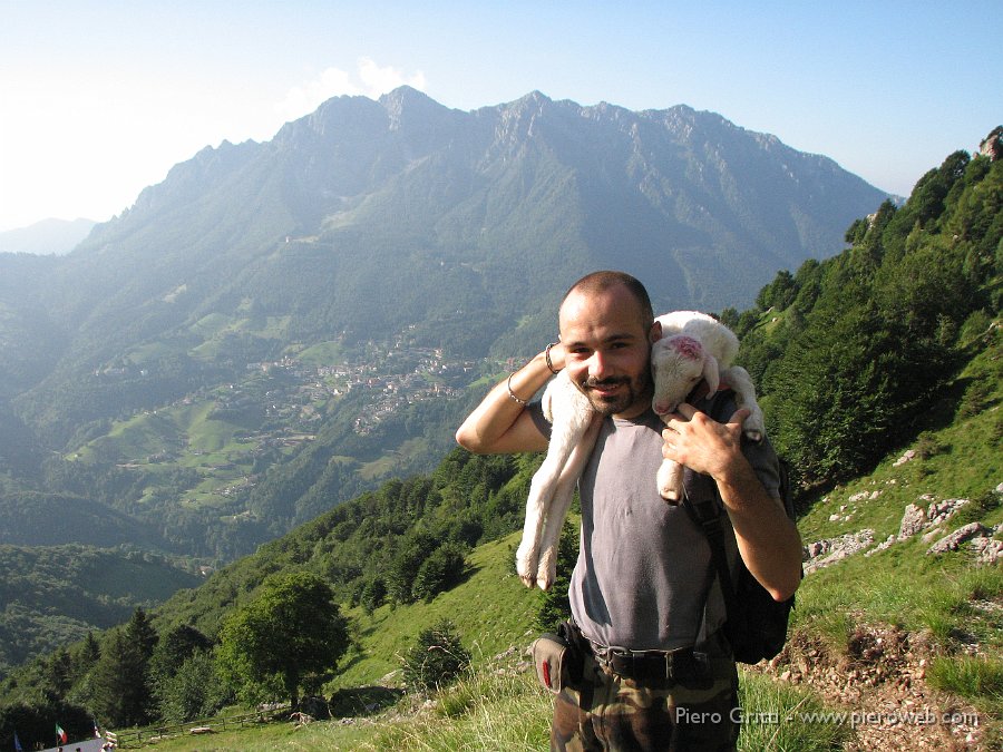Menna3ag08 022.jpg - L'agnellino non bela più...si sente al sicuro
